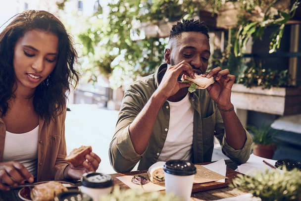Schnappschuss eines glücklichen jungen Paares zum Mittagessen in einem Café. - Foto, Bild