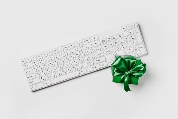 Boże Narodzenie, biuro z laptopem i materiałami roboczymi z zielonym pudełkiem na białym tle. Widok z góry z miejscem do kopiowania tekstu. płaski leżak biurko stół zima Boże Narodzenie. - Zdjęcie, obraz