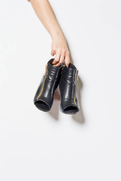 Chaussures à talons en cuir noir de luxe pour femme. Femme méconnaissable à la mode portant des chaussures élégantes. Bottes parfaites pour l'automne - Photo, image