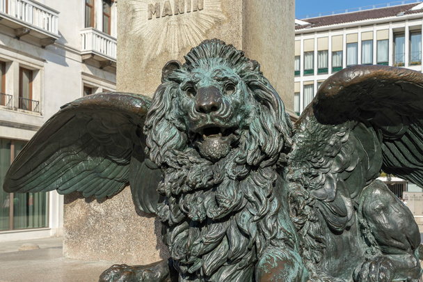 ヴェネツィアの Daniele Manin の像の下に翼のあるライオン - 写真・画像