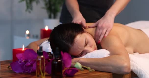 Kobiecie robi się profesjonalny masaż pleców, zbliżenie. Zabiegi SPA, poprawa zdrowia, leczenie - Materiał filmowy, wideo