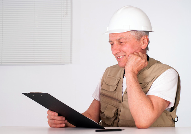 Senior builder sitting - Foto, Imagem
