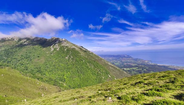 Der Gipfel El Pienzu und der Wald La Biescona, die Gebirgskette Sueve. Asturien, Spanien - Foto, Bild