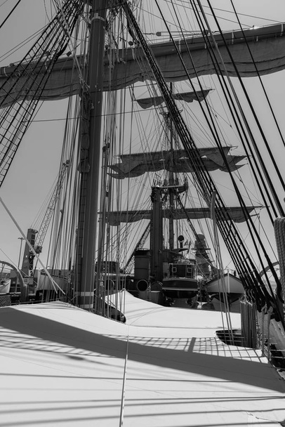 Το Amerigo Vespucci είναι ένα ιστιοφόρο του Ναυτικού που κατασκευάστηκε ως εκπαιδευτικό πλοίο για την εκπαίδευση των αξιωματικών δοκίμων των κανονικών ρόλων της Ναυτικής Ακαδημίας.. - Φωτογραφία, εικόνα