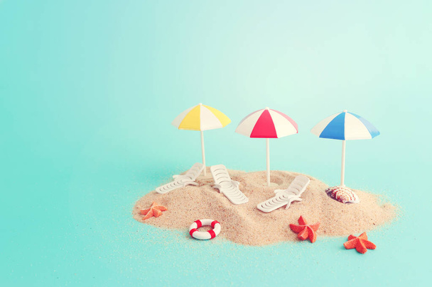 εικόνα των διακοπών της τροπικής θάλασσας και καρέκλες παραλίας κάτω από ομπρέλες. Σχέδιο καλοκαιρινών ταξιδιών και διακοπών - Φωτογραφία, εικόνα