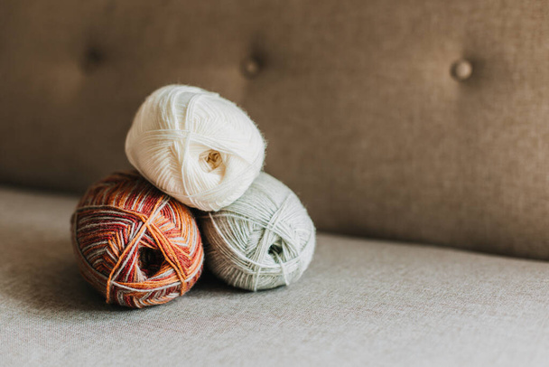 Épinglettes de fils de laine pour le tricot à la main. Couleurs naturelles. Concept pour fait main. - Photo, image