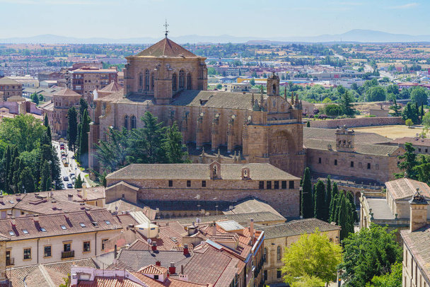 Pohled na klášter San Esteban ve městě Salamanca, Španělsko. Kvalitní fotografie - Fotografie, Obrázek