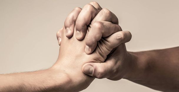 Zwei Hände, isolierter Arm, helfende Hand eines Freundes. Freundlicher Händedruck, Freunde grüßen. - Foto, Bild
