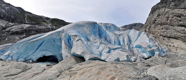 Un grande ghiacciaio chiamato Jostedalsbreen in Norvegia, che si trova tra due rocce - Foto, immagini