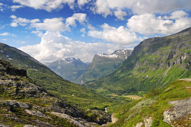 Панорама высоких гор с глубокой долиной на севере Европы в Норвегии в городе Гейрангер. - Фото, изображение