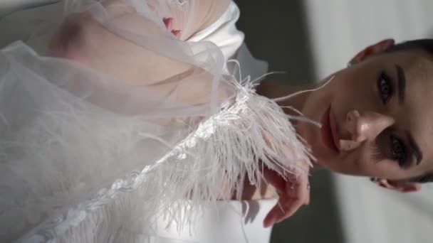 clip verticale. Sposa in un bellissimo abito da sposa in posa per la fotocamera - Filmati, video