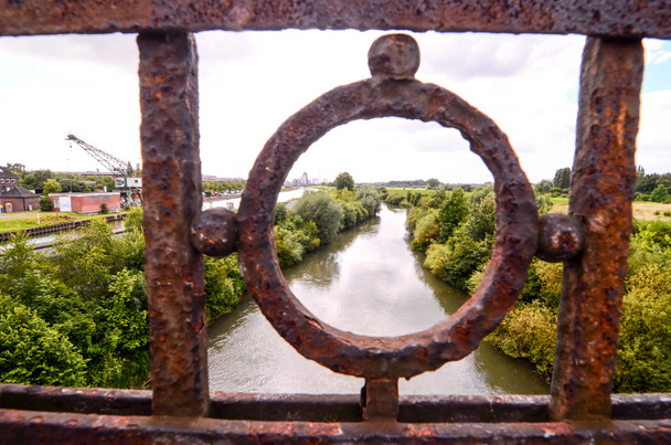 Зелений мосту через річку
 - Фото, зображення