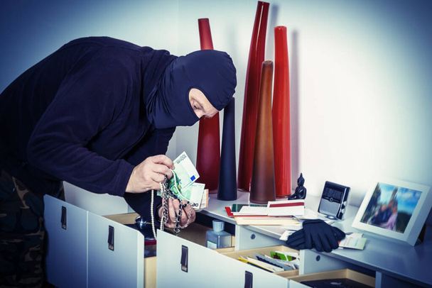Ladrón en un apartamento - Foto, Imagen