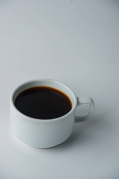 A vertical shot of a cup of a black coffee isolated on the white background - Foto, Imagen