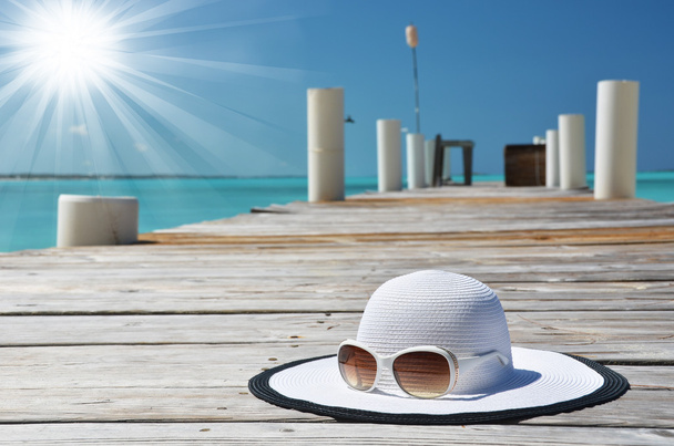 Sombrero y gafas de sol en embarcadero
. - Foto, Imagen