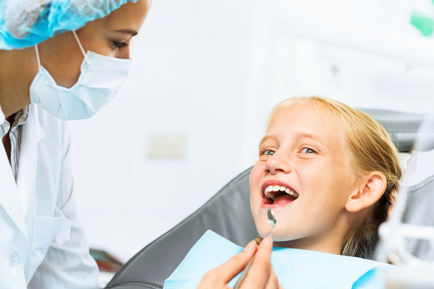Dentist inspecting patient - Zdjęcie, obraz