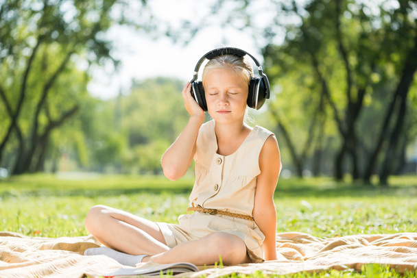 Girl enjoying music - Zdjęcie, obraz