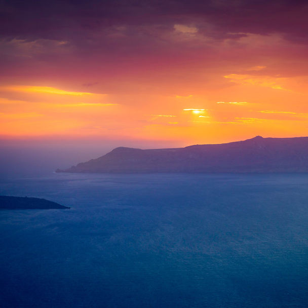 Famosa puesta de sol sobre la Caldera vista sobre el mar en la isla de Santorini, Grecia
 - Foto, Imagen