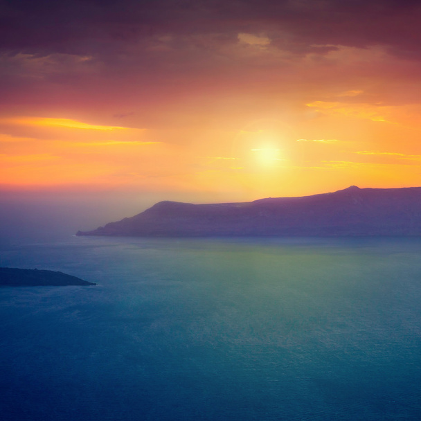 サントリーニ島、ギリシャの海上カルデラ ビューの上の有名な夕日 - 写真・画像