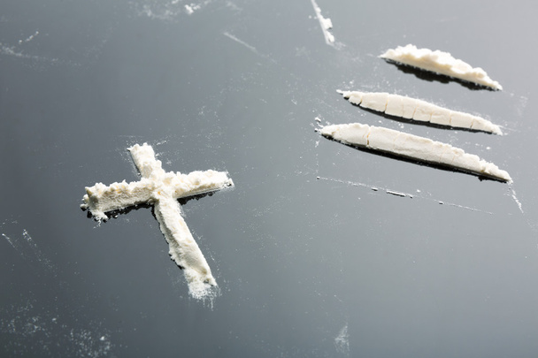 Croce e linee di cocaina
 - Foto, immagini