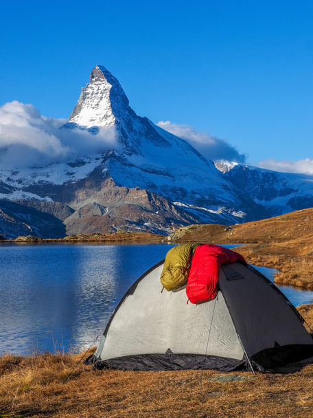 Tenda perto de Matterhorn
 - Foto, Imagem