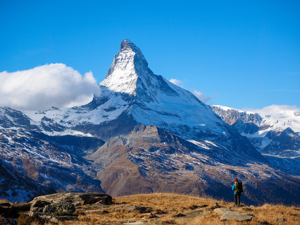 Matterhorn και γυναίκα ταξιδιώτη - Φωτογραφία, εικόνα