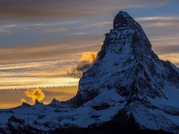 Matterhorn por la mañana temprano con la reflexión
 - Foto, Imagen
