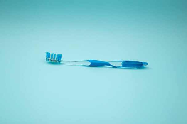 Cepillo de dientes sobre fondo negro, minimalismo - Foto, imagen