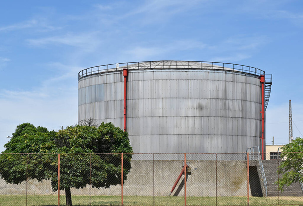 発電所の大型ガス容器 - 写真・画像