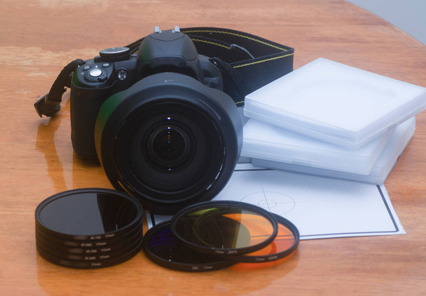 macchina fotografica sconosciuta di marca convertita per la fotografia a infrarossi con vari filtri obiettivo gamma. - Foto, immagini