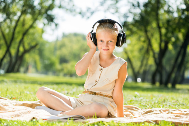 Girl enjoying music - Φωτογραφία, εικόνα