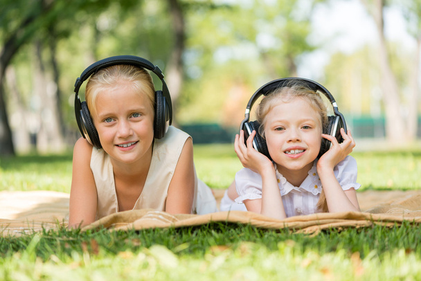 Girls enjoying music - Фото, изображение