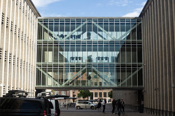 Szklany most od budynku do budynku Corporate w Kopenhadze - Zdjęcie, obraz