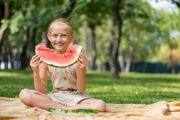 Criança com fatia de melancia
 - Foto, Imagem