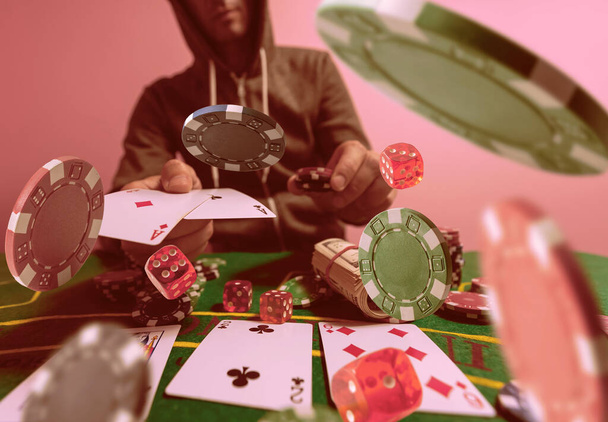 Casino Poker Juego con accesorios en la mesa de juego. - Foto, Imagen