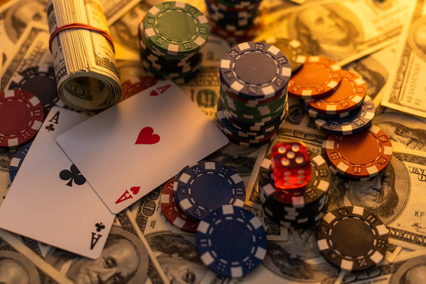 Würfel und Chips auf Cahe, Casino Jackpot. Glücksspiel-Konzept - Foto, Bild