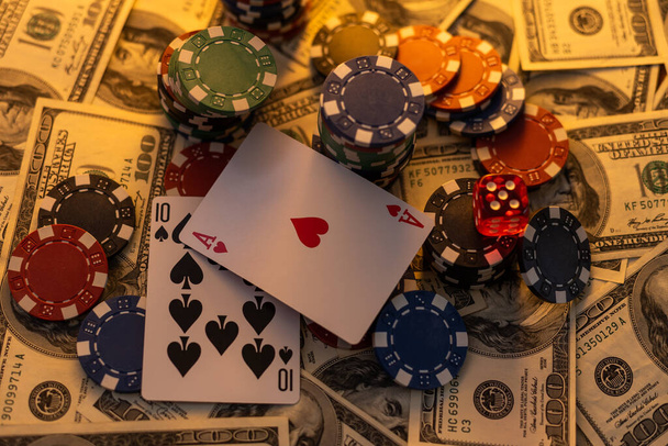 Dados y fichas en cahe, jackpot casino. Concepto de juego - Foto, imagen