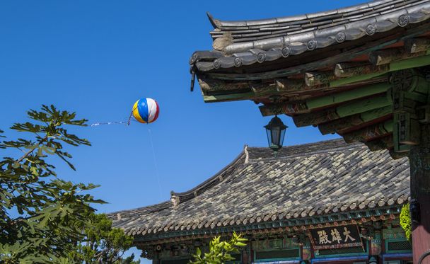 asiatischer Luftballon und Dachdetail - Foto, Bild