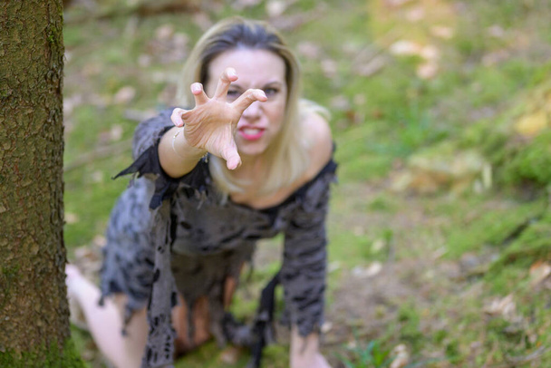 Mujer angustiada gritando y acercándose a la cámara arañando con la mano y concentrándose en la mano - Foto, Imagen