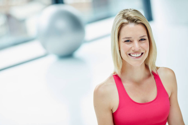 Cropped portrait of an attractive young woman in workout attire. - Foto, imagen