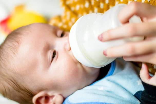 Bebé recién nacido alimentando con biberón. Concepto de maternidad y estilo de vida saludable - Foto, Imagen