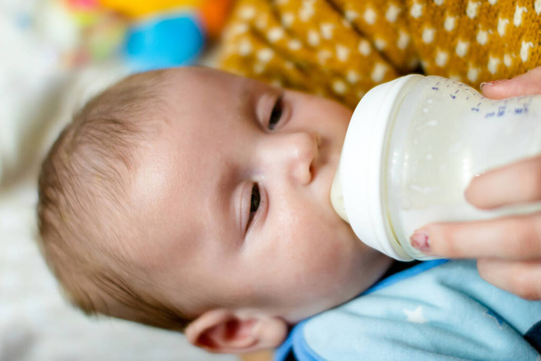 Karmienie noworodka butelką. Pojęcie macierzyństwa i zdrowego stylu życia - Zdjęcie, obraz