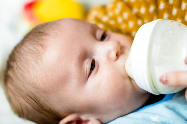Garrafa que alimenta o bebê recém-nascido. Conceito de maternidade e estilo de vida saudável - Foto, Imagem