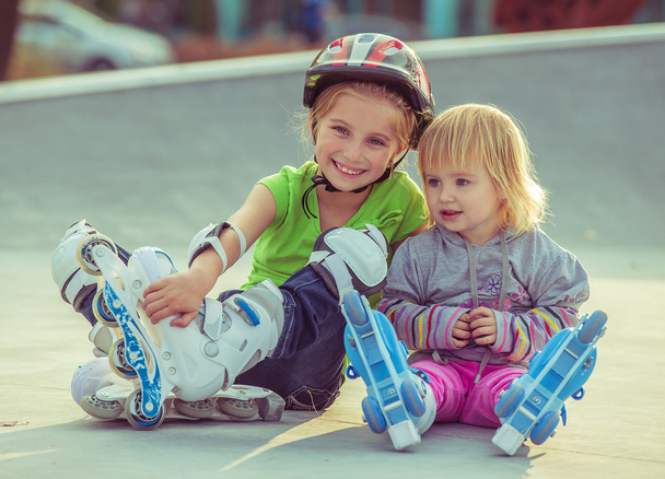 two little sisters in a roller skates - Foto, afbeelding