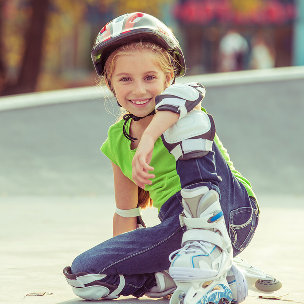 Little girl on roller skates - Fotoğraf, Görsel