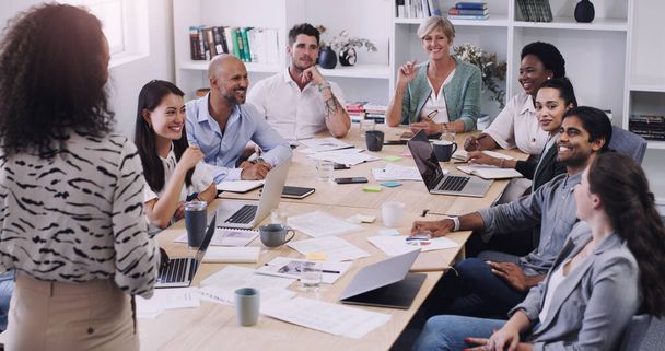 Aufnahme einer Gruppe von Geschäftsleuten bei einem Treffen in einem modernen Büro. - Foto, Bild