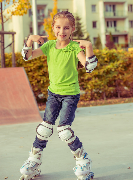 Little girl on roller skates - Zdjęcie, obraz