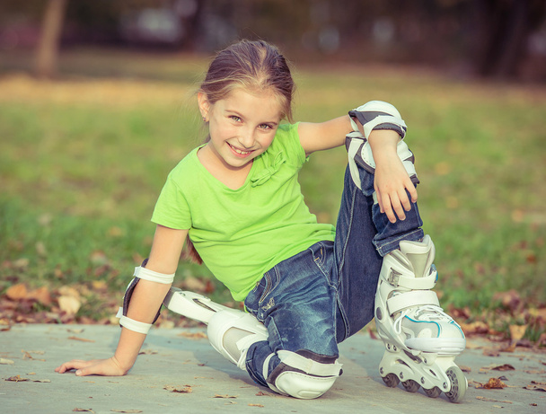Little girl on roller skates - Foto, Bild