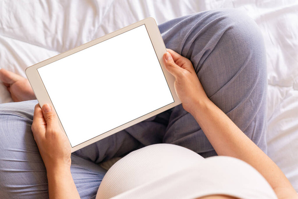 Visualizzazione mockup gravidanza. Donna incinta con un tablet intelligente. La gravidanza mobile online domanda di maternità finto. Concetto maternità, gravidanza, parto - Foto, immagini