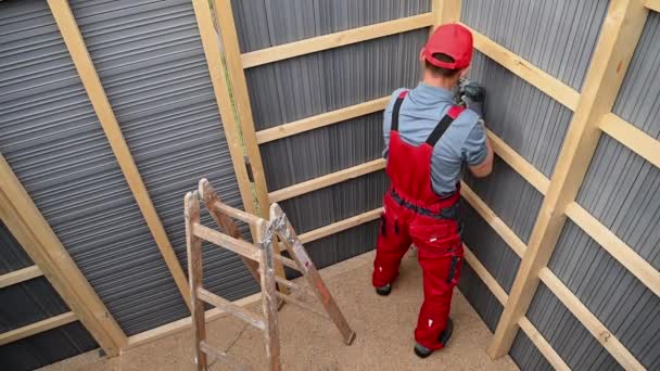 Hout skelet Frame en composiet muren Tuin Storage Shed Building door Kaukasische Professional Shed Builder. Tuin Gereedschap Opslag. - Video